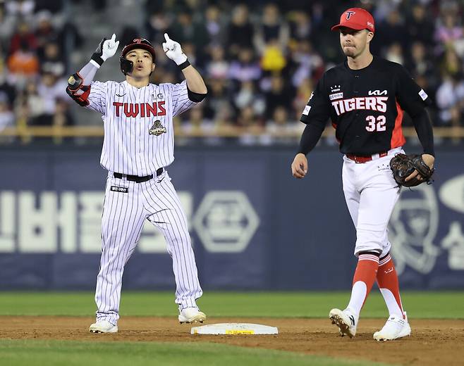 엘지(LG) 트윈스 문성주가 1일 서울 송파구 잠실야구장에서 열린 2026 KBO리그 기아(KIA) 타이거즈와 경기 5회말 1사 1루 때 2루타를 친 뒤 세리머니를 하고 있다. 연합뉴스