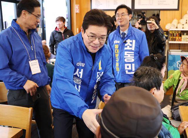 더불어민주당 후보로 서울시장 출마를 선언한 정원오 전 성동구청장이 31일 서울 동대문구 장안벚꽃로 일대에서 시민들을 만나고 있다. 연합뉴스