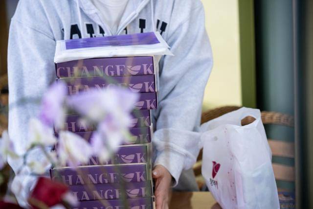 광주 북구 창억떡 중흥본점을 방문한 고객이 떡을 여러 박스 구매하고 있다.