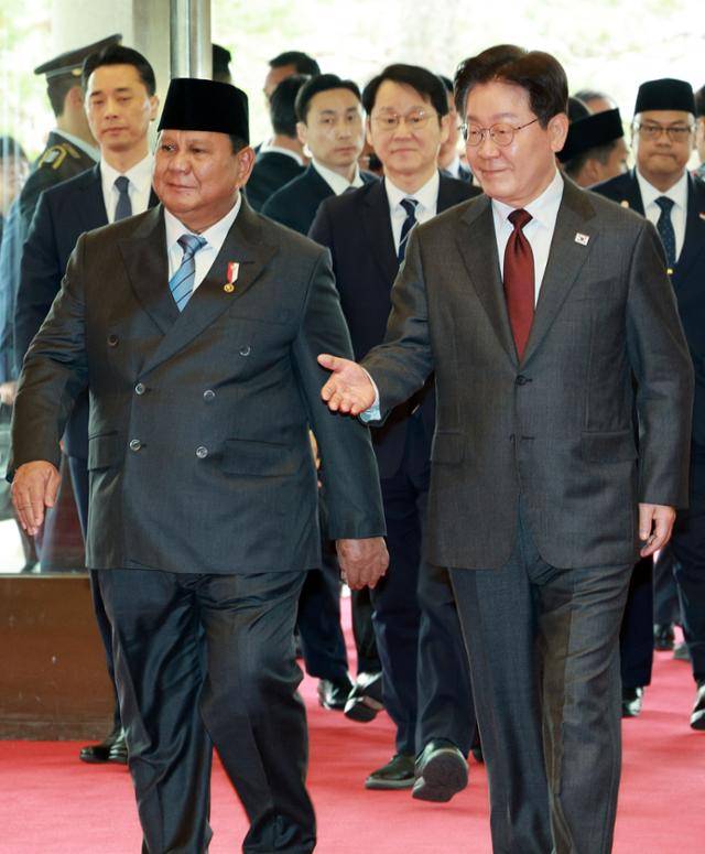 이재명 대통령과 프라보워 수비안토 인도네시아 대통령이 1일 청와대에서 정상회담을 위해 이동하고 있다. 뉴시스
