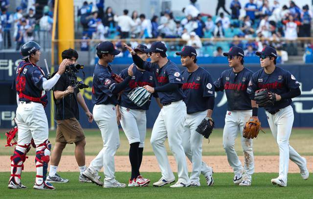 지난달 28일 대구 삼성라이온즈파크에서 열린 삼성 라이온즈와의 시즌 개막전에서 승리한 롯데 선수들이 하이파이브하며 기뻐하고 있다. 롯데는 3~4월과 5월 성적이 좋아 '봄데'라 불린다. 대구=뉴시스