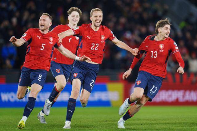 체코 축구대표팀 선수들이 1일 체코 프라하의 제네랄리 아레나에서 열린 2026 북중미 월드컵 유럽축구연맹(UEFA) 플레이오프 D조 결승에서 덴마크를 승부차기로 꺾은 후 환호하고 있다. 프라하=AP 뉴시스