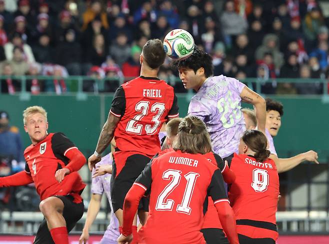<yonhap photo-1079=""> 헤딩슛 시도하는 김태현 (빈[오스트리아]=연합뉴스) 최재구 기자 = 31일(현지시간) 오스트리아 빈 에른스트 하펠 스타디움에서 열린 한국 축구 국가대표팀과 오스트리아의 평가전에서 김태현이 헤딩슛을 시도하고 있다. 2026.4.1 jjaeck9@yna.co.kr/2026-04-01 05:08:23/ 연합뉴스</yonhap>