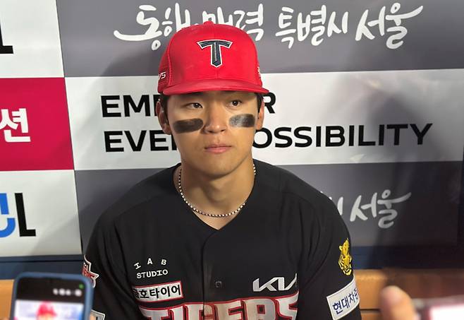 김도영이 31일 잠실 LG전 승리 후 취재진과 인터뷰를 하고 있다. 잠실=이형석 기자