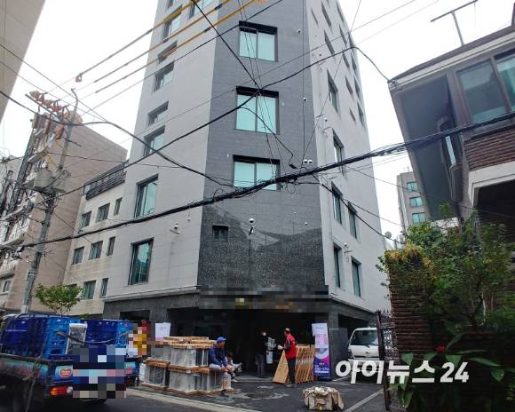 회기역 인근 빌라촌 거리의 한 오피스텔 건물. 본 사진과 기사는 무관함. [사진=김민지 기자]