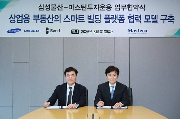 왼쪽부터 이주용 삼성물산 DxP사업부장(부사장), 박형석 마스턴투자운용 대표이사가 업무협약을 맺고 있다. [사진=삼성물산 건설부문]