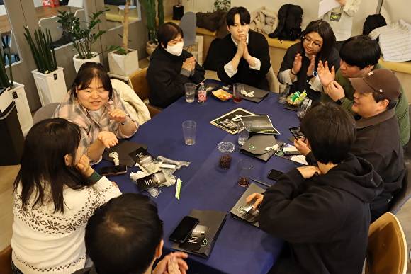 지난 3월 광명시 청년동 '2026 CXDC' 참여자들이 내가 만들고 싶은 모임을 서로 소개하고 있는 모습. [사진=광명시]