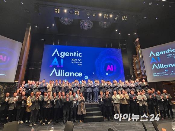 1일 오후 서울 서초구 앨타워에서 열린 '에이전틱 AI 얼라이언스 출범식' 참석자들이 기념 촬영하고 있다. [사진=윤소진 기자]