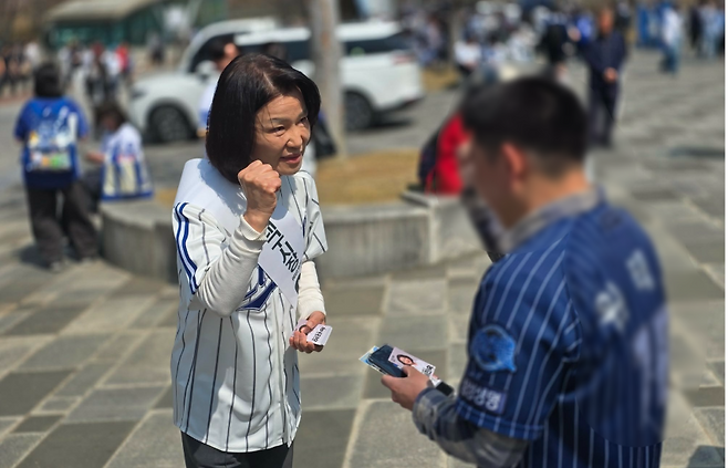 이진숙 前 방송통신위원장이 지난달 28일 프로야구 개막전에서 시민들과 인사를 나누는 모습 (사진, 이 前 위원장 SNS)