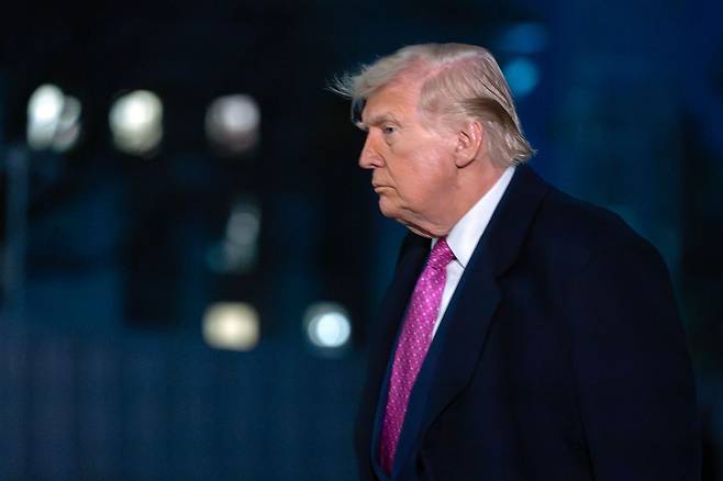 도널드 트럼프 미국 대통령이 지난 29일 백악관으로 출근하고 있다. AP=연합뉴스