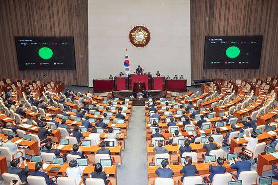 지난해 8월 국회 본회의에서 의원들이 2차 상법 일부개정법률안 표결 결과를 확인하고 있다. 김성룡 기자