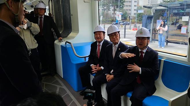 1일 시험 운행한 3칸 굴절버스. 이장우 대전시장(오른쪽)과 조원휘 대전시의회 의장(가운데), 송인석 대전시의회 산업건설위원장 등이 시승하고 있다. 김방현 기자