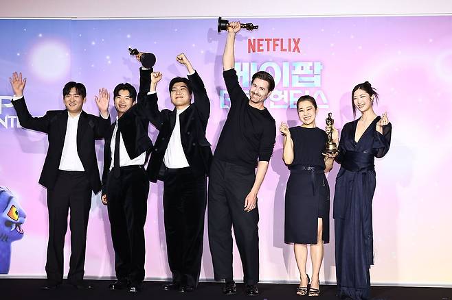 1일 서울 CGV 용산아이파크몰에서 열린 넷플릭스 영화 '케이팝 데몬 헌터스' 아카데미 수상 기념 기자간담회에서 참석자들이 포즈를 취하고 있다. 왼쪽부터 프로듀서 IDO 남희동, 이유한, 곽중규, 크리스 애플한스, 매기 강 감독, 가수 겸 작곡가 이재. 김종호 기자