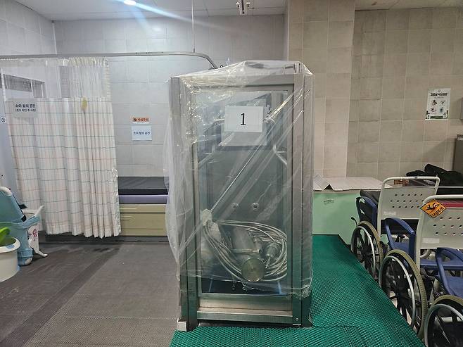 경인권역재활병원에 방치된 고가의 의료기기. 변민철 기자