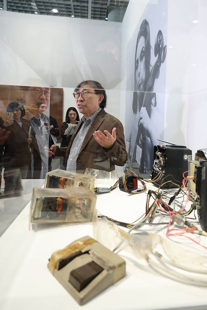 1일 서울 한강대로 APMA 캐비닛에서 가고시안 갤러리가 마련한 '백남준: 되감기와 반복' 개막에 앞서 조카 켄 하쿠다가 1969년작 '살아있는 조각을 위한 TV 브라'를 설명하고 있다. 연합뉴스