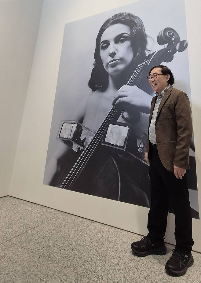 'TV 브라'를 착용한 샬럿 무어만의 사진 앞에 선 켄 하쿠다. 권근영 기자