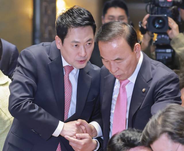 ▲ 지난 31일 국회에서 열린 국민의힘 의원총회에서 장동혁 대표와 박덕흠 의원이 대화하는 모습. 연합뉴스