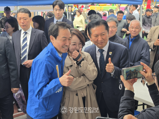 ▲ 정청래 더불어민주당 당대표와 우상호 강원도지사 예비후보가 1일 철원읍사무소에서 열린 철원읍 승격 95주년 기념 철원읍민체육대회 현장에서 주민과 사진을 찍고있다. 이정호 기자