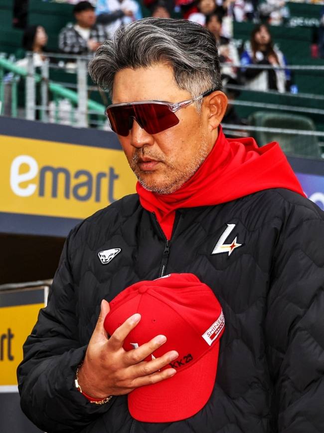 ▲ SSG 랜더스 이숭용 감독이 31일 인천SSG랜더스필드에서 열린 키움 히어로즈와 2026 신한 SOL KBO 리그 맞대결에 앞서 국민의례를 하고 있다. SSG 랜더스 제공