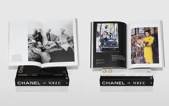 이번에 발간한 아카이빙 북은 총 두권으로 구성됐다. 첫번째 책은 1910년부터 1982년까지 가브리엘 샤넬 시대를, 두번째는 1983년부터 2025년까지 칼 라거펠트와 버지니 비아르를 거쳐 이후의 시간을 담았다. /Thames&Hudson