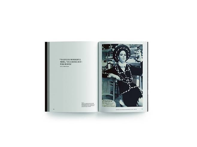헬무트 뉴튼이 촬영한 1967년 3월 15일 자 <보그> 샤넬 슈트 화보. /Thames&Hudson