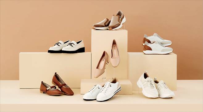 금강제화가 봄 시즌을 맞아 선보인 슈즈 컬렉션. 남녀 구두와 스니커즈 등 ‘모던 클래식’ 콘셉트 제품을 한데 모아 전시했으며, 가벼운 착화감과 데일리 활용도를 강조한 라인업을 담았다. 금강제화 제공
