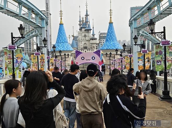 1일 오후 1시경 서울 송파구 잠실동 롯데월드에서 방문객들이 놀이공원 전역에 꾸며진 메이플스토리 IP로 가득 채워진 시즌 페스티벌을 즐기고 있다. /사진=박수빈 기자