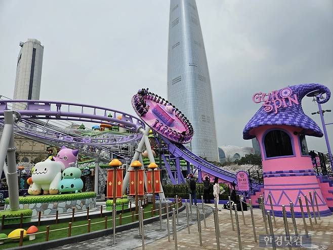 1일 오후 1시경 서울 송파구 잠실동 롯데월드에서 오는 3일 공개되는 메이플스토리 지식재산권(IP)을 소재로 한 상설 테마 공간 '메이플 아일랜드'의 어트랙션 자이로스핀이 시범 운영되고 있다. /사진=박수빈 기자