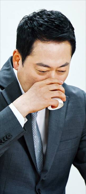 < 속타네 > 장동혁 국민의힘 대표가 1일 서울 염리동 한 아파트 단지 주민들과 연 부동산 시장 점검 간담회에서 물을 마시고 있다.   /뉴스1