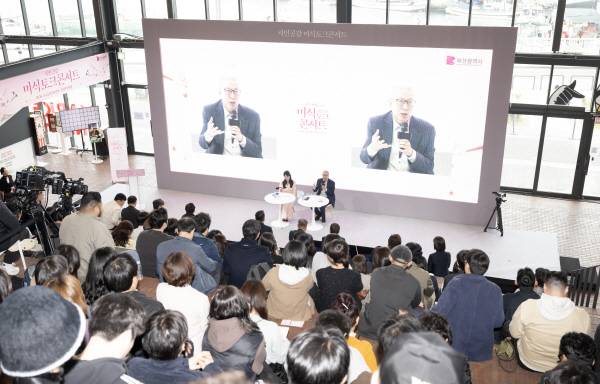 1일 수영구 밀락더마켓에서 열린 ‘시민공감 미식 토크콘서트’에서 박형준 시장이 참석한 시민들과 질의응답의 시간을 가지고 있다. 전민철 기자 jmc@kookje.co.kr