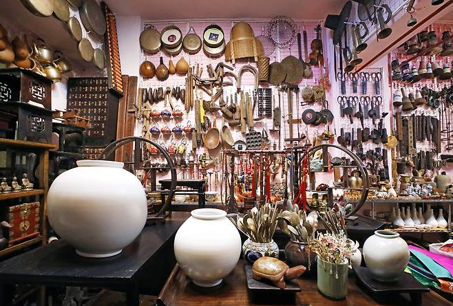 Various antiques are displayed at Manbokdang, an antique shop in Dapsimni Antique Shopping Mall, on March 11.[PARK SANG-MOON]
