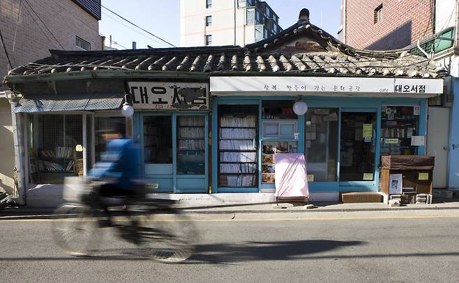 Korea''s oldest secondhand bookstore, Daeo Bookstore is pictured in Nuha-dong, a Seochon neighborhood in Jongno District, central Seoul [JOONGANG ILBO]