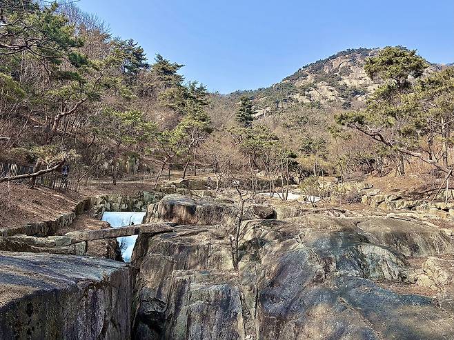 Suseongdong Valley and the Girin Bridge is pictured in Okin-dong, a Seochon neighborhood in Jongno District, central Seoul, on Feb. 20. [LEE JIAN]