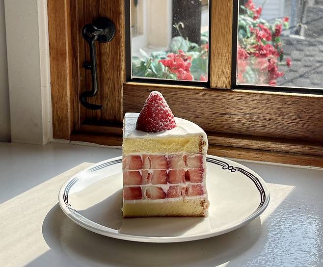 Strawberry cake at Rafre in Okin-dong on Feb. 13. [LEE JIAN]