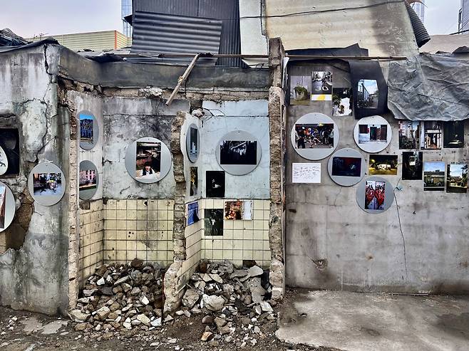 Photography are being displayed around the alleys of Euljiro for a pop-up show hosted by the Moving Gallery Project on Nov. 25. [LEE JIAN]