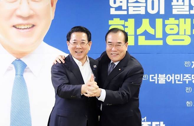 이개호(오른쪽) 국회의원이 1일 오후 김영록 민주당 전남광주특별시장 예비후보 사무실을 찾아 김 예비후보와 손을 맞잡고 있다. 김영록 예비후보 측 제공