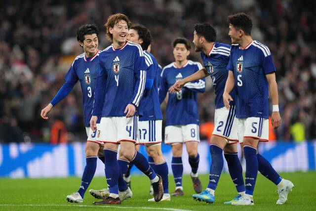 잉글랜드를 물리친 일본 축구대표팀 선수들이 기뻐하고 있다. AP=연합뉴스