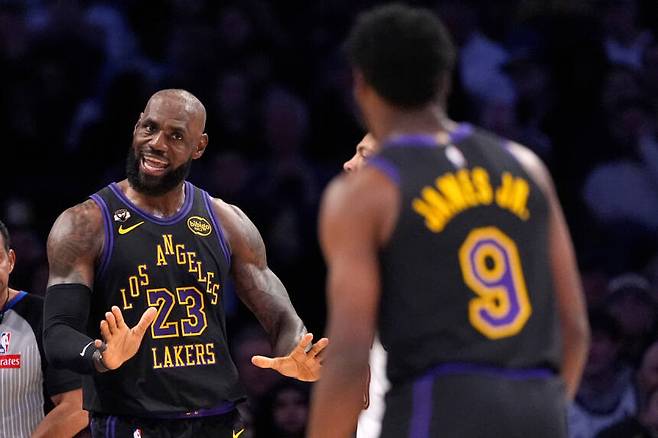 NBA 슈퍼스타 르브론 제임스(왼쪽). AP=연합뉴스