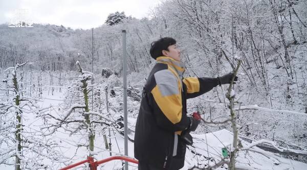 ▲TBS 다큐멘터리 '꺼지지 않는 스튜디오' 가운데. 탁민웅 카메라 감독의 모습. 사진출처=TBS 유튜브.