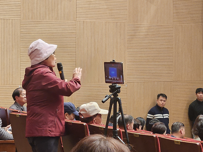 1일 무안 승달문화예술회관에서 열린 광주 민간·군공항 통합 이전 주민설명회에서 한 주민이 군공항 이전에 반대하며 발언하고 있다. [송민섭 기자]