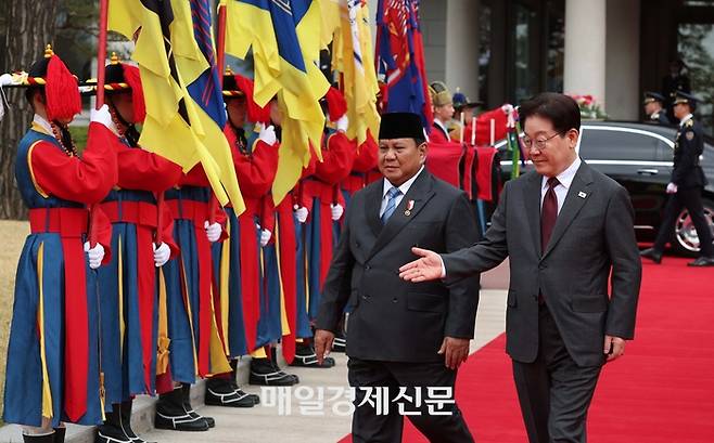 이재명 대통령과 프라보워 수비안토 인도네시아 대통령이 1일 청와대 대정원에서 열린 공식환영식에서 의장대를 사열하고 있다. 2026.04.01. 청와대사진기자단 김호영기자