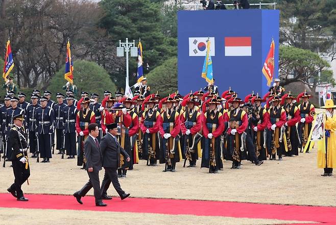 이재명 대통령과 프라보워 수비안토 인도네시아 대통령이 1일 청와대 대정원에서 열린 공식환영식에서 의장대를 사열하고 있다. 2026.04.01. 청와대사진기자단 김호영기자
