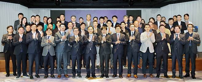 지난달 31일 몬드리안 서울 이태원에서 열린 매경AX클럽 출범식에서 김희중 중소기업중앙회 본부장, 김장현 보스턴컨설팅그룹 MD파트너, 안도걸 더불어민주당 의원, 김명수 매일경제 이사 겸 매경AX 대표, 박인규 과학기술정보통신부 과학기술혁신본부장, 한병준 한국정보산업협동조합 이사장, 이창열 메타넷디지털 대표(앞줄 왼쪽 둘째부터)가 기념촬영을 하고 있다.  김재훈 기자