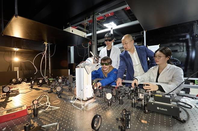 박용근 토모큐브 대표가(오른쪽 둘째) 한국과학기술원(KAIST) 연구진과 3차원 이미징 장비를 살펴보고 있다. 박 대표는 살아 있는 세포와 조직을 염색하지 않고도 3차원(3D)으로 관찰하고 정량 분석할 수 있는 ‘홀로토모그래피’ 분야를 개척했다. [KAIST]