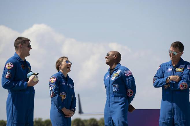 '아르테미스2' 계획을 수행할 우주비행사 4명(왼쪽부터 제레미 한센, 크리스티나 코흐, 빅터 글로버, 리드 와이즈먼)이 지난달 27일 미국 플로리다주 케네디우주센터에 도착해 대화를 나누고 있다. /사진=NASA