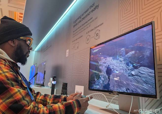 삼성전자는 4일부터 7일까지(현지 시간) 미국 라스베이거스에서 열리는 세계 최대 가전 전시회 'CES 2026'에 단독 전시관을 마련하고 '더 퍼스트룩 2026'을 진행한다. 관람객이 '게이밍 모니터'를 체험하고 있다. /사진=뉴시스(삼성전자 제공)