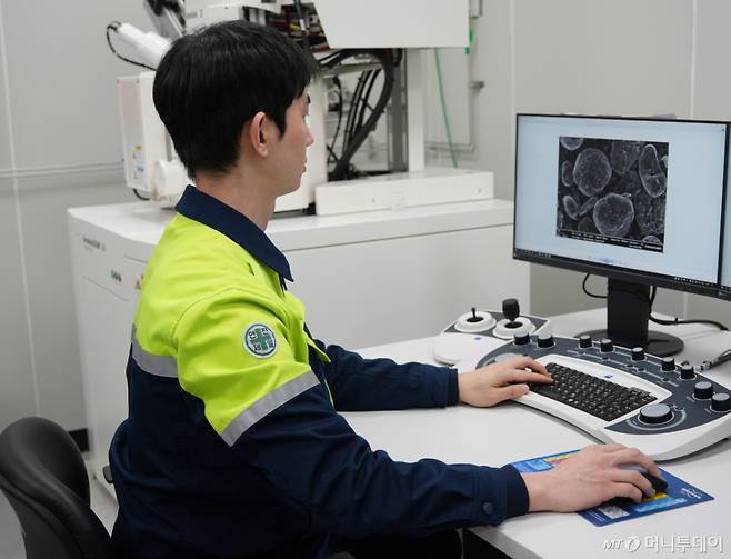 포스코퓨처엠 직원이 세종 음극재연구센터에서 음극재 입자를 분석하고 있다 /사진=김지현