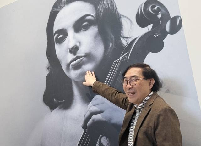 1일 서울 용산구 아모레퍼시픽 1층 전시공간에서 백남준 조카 하쿠타 켄이 샬롯 무어만의 사진을 가리키며 웃고 있다. 박동미 기자