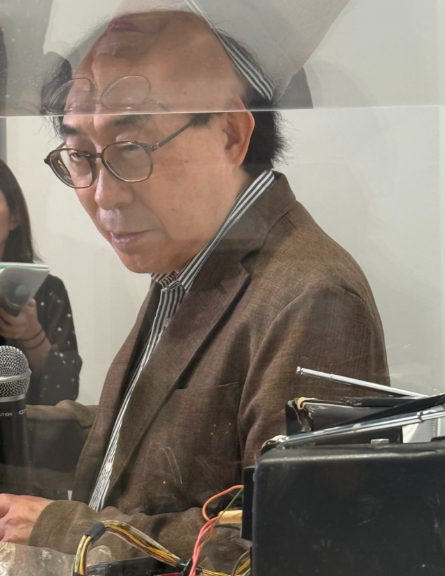 ‘살아있는 조각을 위한 TV브라’를 들여다보고 있는 하쿠타 켄. 박동미 기자