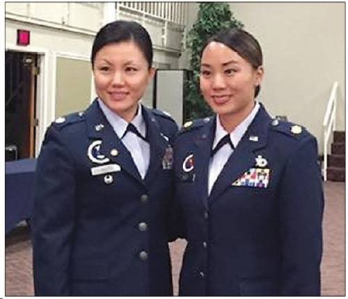 한인 여성 출신 첫 공군대령인 동생 장효경(오른쪽)씨와 나란히 선 언니 장인경(왼쪽) 예비역 중령. 두 자매의 남편들도 모두 공군 장교다. 가족 제공